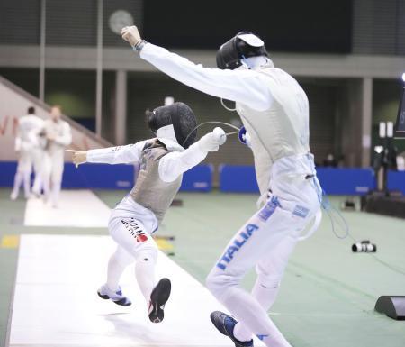 　男子フルーレ団体準決勝でイタリア選手（手前）と対戦する飯村一輝＝駒沢体育館