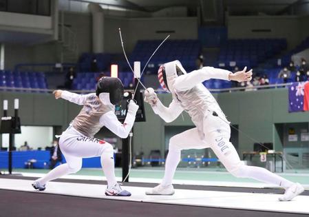 　男子フルーレ団体決勝で米国選手（右）を攻める飯村一輝