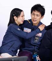 　キスアンドクライで感極まる三浦（左）、木原組（共同）