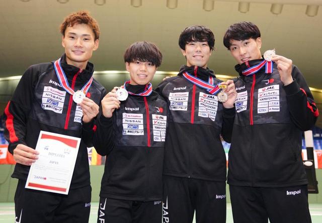 フェンシング　日本収穫の銀メダル　準決勝で世界１位イタリア撃破　１８歳の飯村も躍動