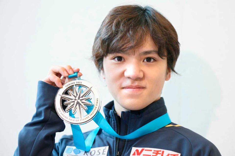 　メダルを手にして取材に応じる宇野昌磨