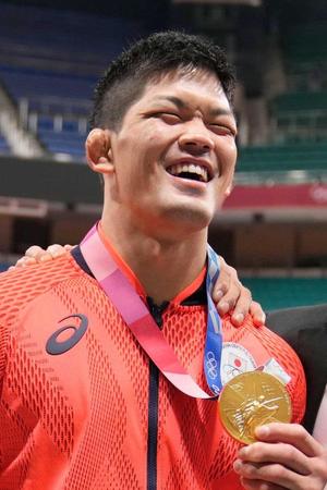 　東京五輪で２大会連続優勝を果たし、金メダルを手に笑顔の大野＝２１年７月