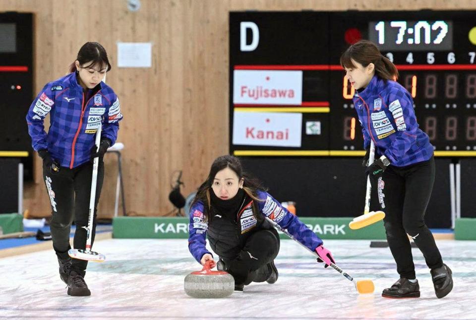 　１次リーグ初戦でプレーするロコ・ソラーレの（左から）吉田夕梨花、藤沢五月、鈴木夕湖　ⓒ軽井沢国際２０２２＿Ｈ．Ｉｄｅ