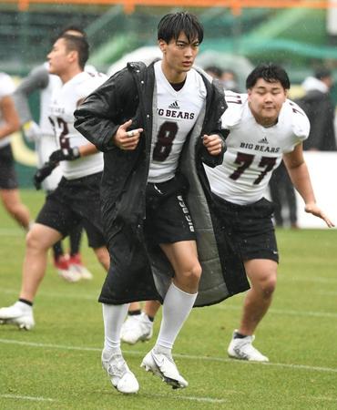 　雨の中練習する早大ＷＲ佐久間優毅（撮影・石井剣太郎）