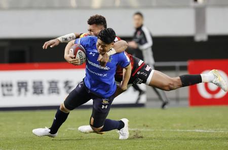 　後半、相手のタックルを受けながらトライを決める埼玉・松田