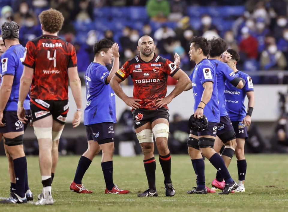 　埼玉に敗れ、ぼうぜんとするＢＬ東京・リーチ（中央）