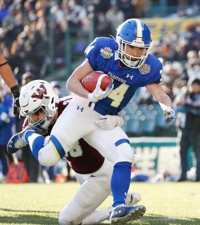 　早大-関学大　第３クオーター、タッチダウンを決める関学大・伊丹（手前）＝甲子園