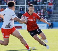 　前半、攻め込む横浜・田村（右）。この後、トライを決める