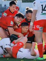 　前半、トライを決め、祝福される横浜・田村（中央）