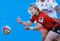 　後半、パスを出す横浜・デクラーク