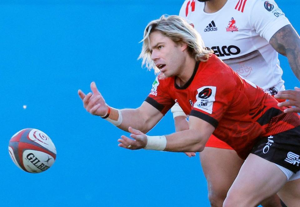 　後半、パスを出す横浜・デクラーク