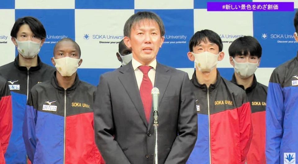 　オンライン会見で意気込みを語った創価大・榎木監督（中央）