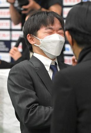 　滑走順抽選の結果に苦笑いの鍵山優真（撮影・高部洋祐）