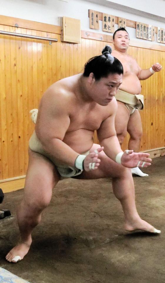 　すり足で型を確認する若隆景