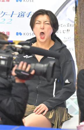 　キスアンドクライでおどけた表情を見せる坂本花織（撮影・高部洋祐）