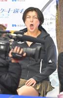 　キスアンドクライでおどけた表情を見せる坂本花織（撮影・高部洋祐）