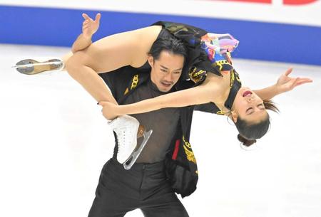 　首位発進となった村元哉中、高橋大輔組