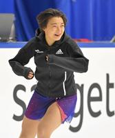 　公式練習の合間に笑顔を見せる坂本花織（撮影・高部洋祐）