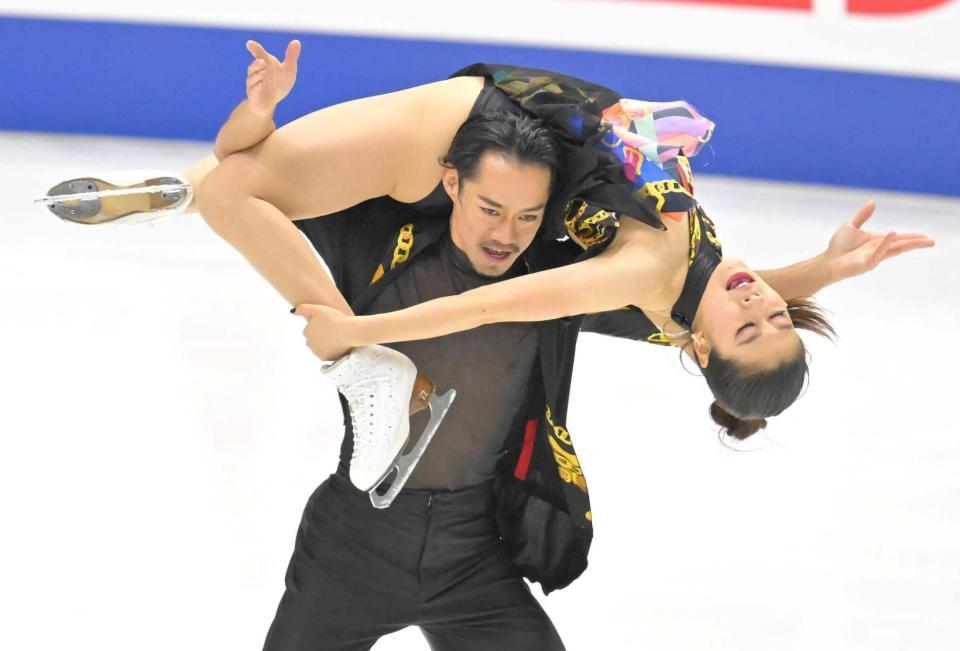 　首位発進となった村元哉中、高橋大輔組