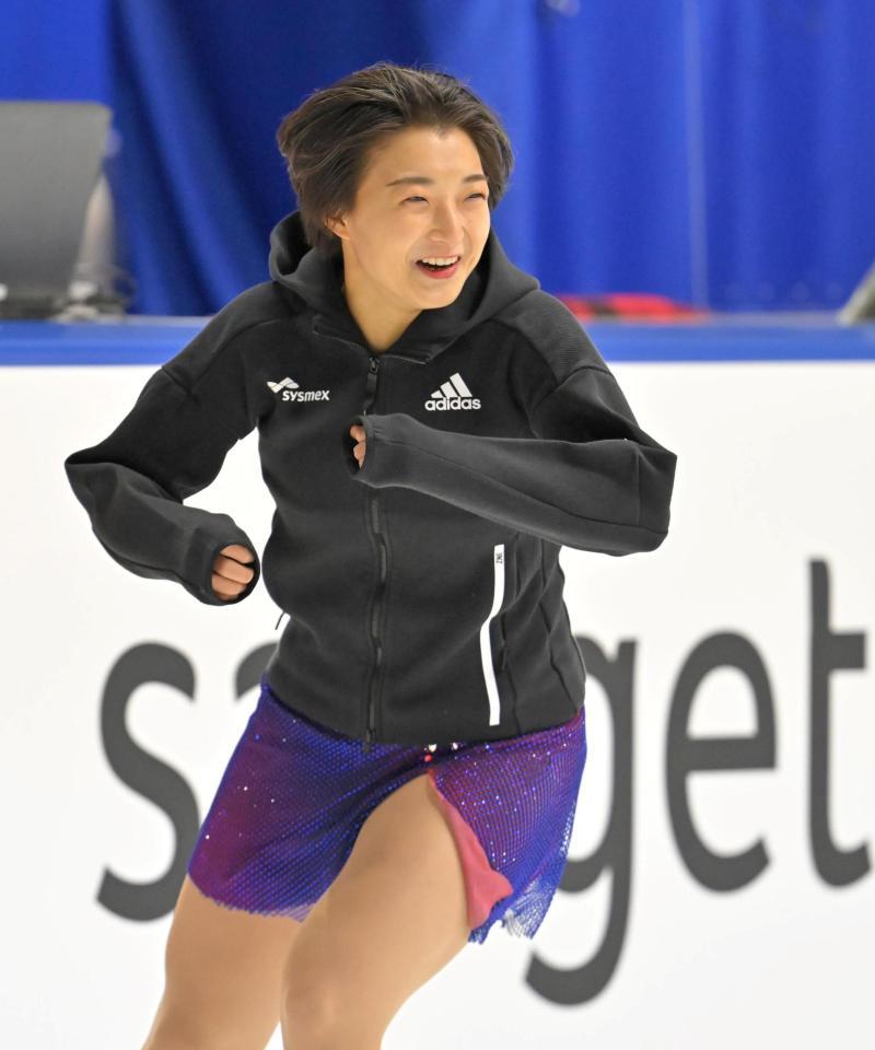 　公式練習の合間に笑顔を見せる坂本花織（撮影・高部洋祐）