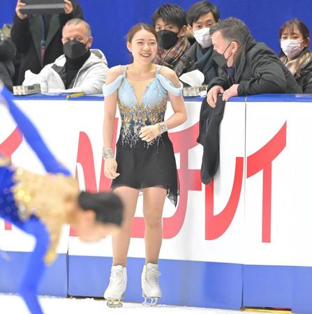 　公式練習の合間に、ブライアン・オーサーコーチ（右から２人目）のアドバイスを受ける紀平梨花（中央）＝撮影・高部洋祐