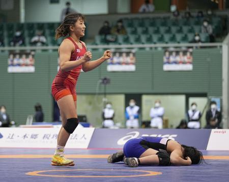 　女子５０キロ級決勝　吉元玲美那（右）に勝利し優勝した須崎優衣＝駒沢体育館