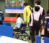 　準決勝で負傷し、車いすで運ばれる川井友香子（撮影・高石航平）