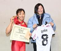 　全日本優勝を果たし、笑顔で記念撮影する須﨑優衣（左）と応援に駆けつけた森川美和（撮影・高石航平）