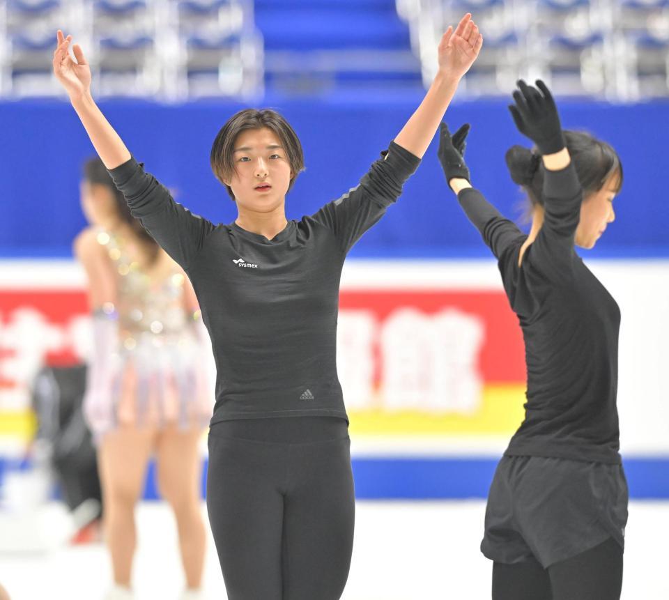 　三原舞依（右）らと共に公式練習を行った坂本花織（撮影・高部洋祐）