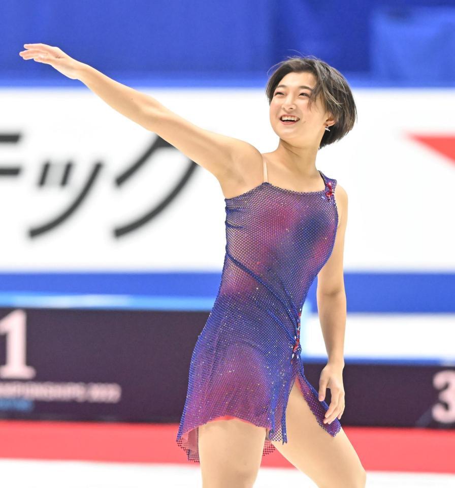 　表彰式に登場し、スタンドに手を振る坂本花織（撮影・高部洋祐）