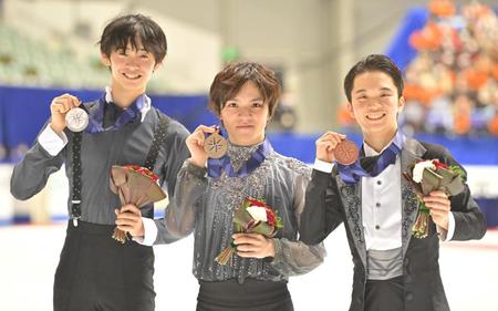 　メダルを手に記念写真に納まる（左から）２位の島田高志郎、優勝の宇野昌磨、３位の友野一希（撮影・高部洋祐）