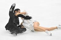 　演技のフィニッシュで転倒