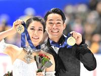 　村元哉中（左）と共に、金メダルを手に笑顔を見せる高橋大輔（撮影・高部洋祐）