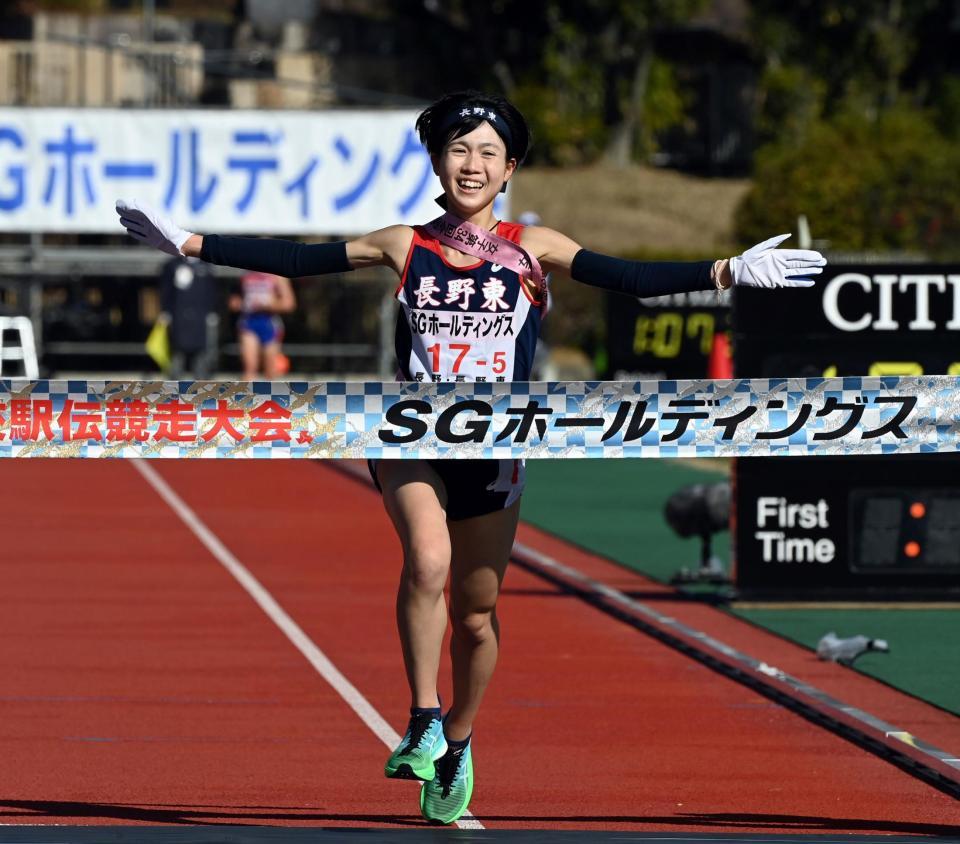 　トップでゴールする長野東のアンカー村岡美玖（撮影・山口登）