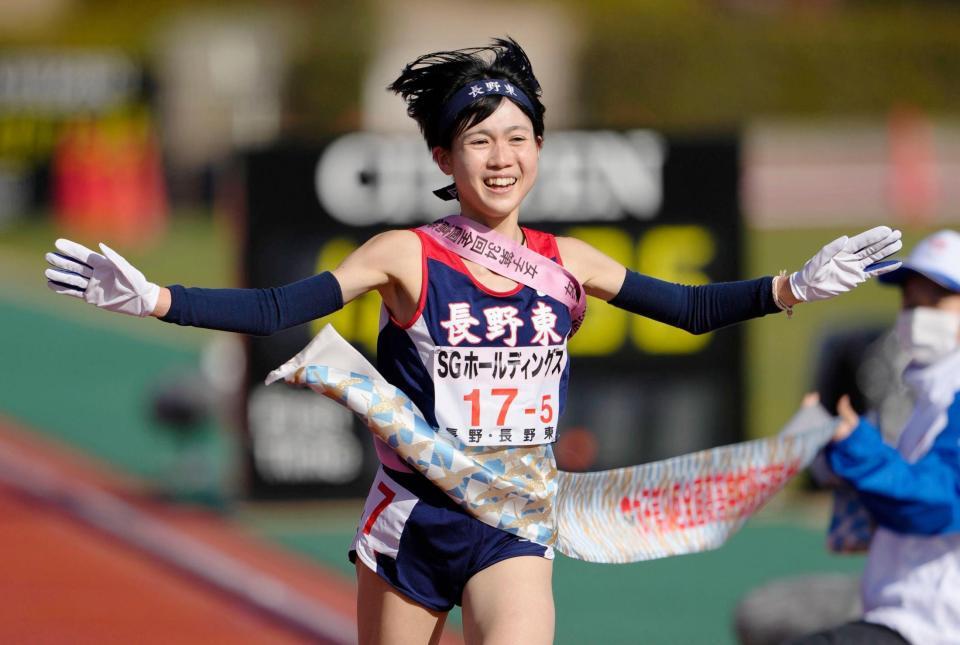 　優勝を果たした長野東のアンカー村岡美玖