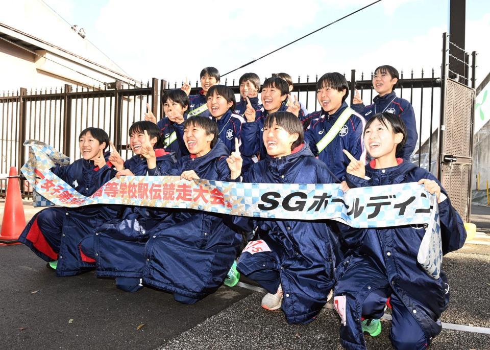 　初優勝し笑顔を見せる長野東の選手たち＝撮影・山口登