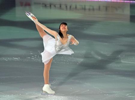 　演技する三原舞依（撮影・山口登）