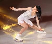 　演技する三原舞依