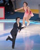 　オープニングに登場した宇野昌磨（手前）と坂本花織（撮影・山口登）