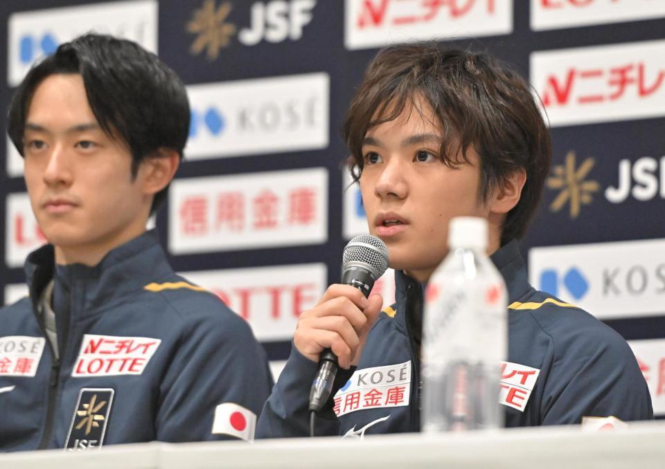 　世界選手権代表発表会見で発言する宇野昌磨。左は山本草太（撮影・高部洋祐）