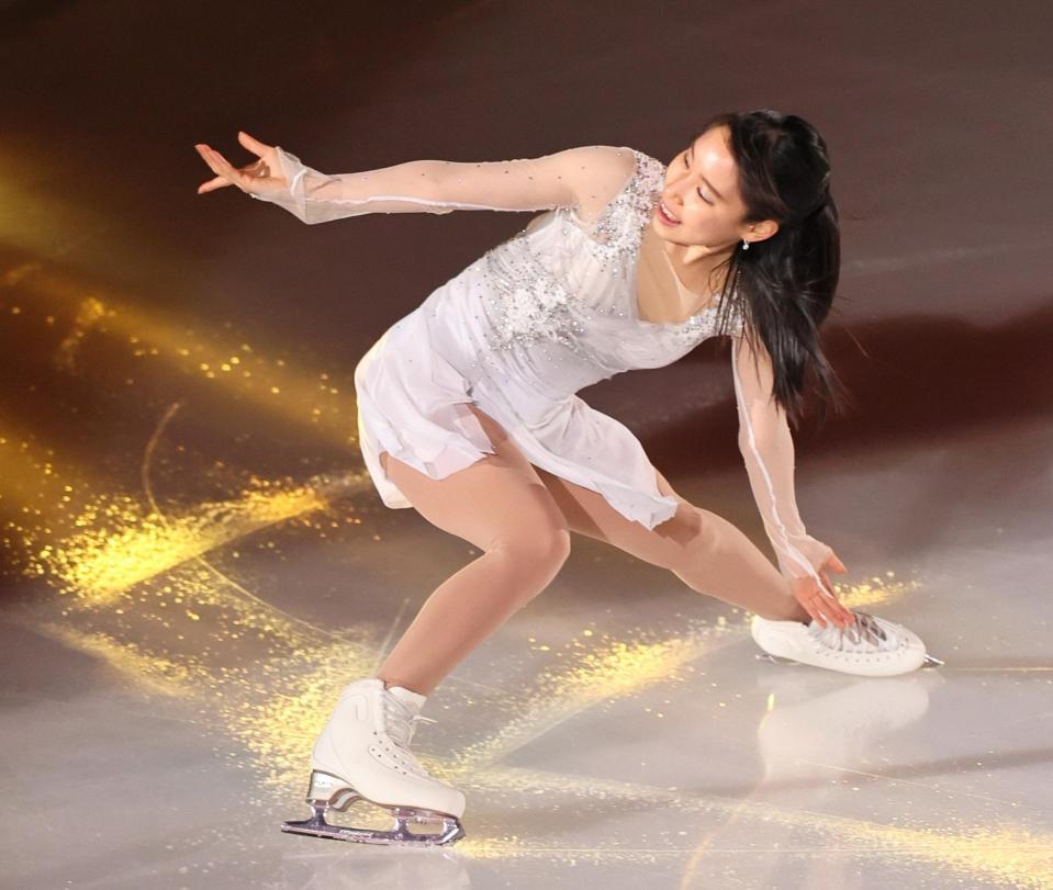 　演技する三原舞依