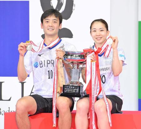 　混合ダブルス決勝を制し、初優勝を果たした金子祐樹（左）、松友美佐紀組（撮影・伊藤笙子）