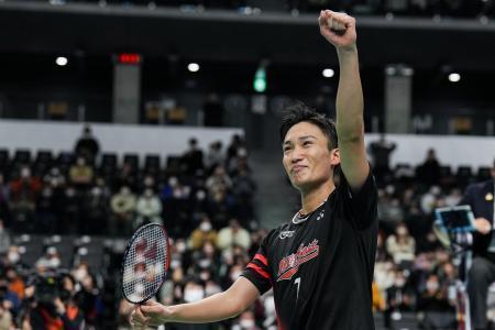 　バドミントンの全日本総合選手権で２年ぶりの優勝を果たし、拳を突き上げる桃田賢斗＝３０日、東京・武蔵野の森総合スポーツプラザ（ゲッティ＝共同）