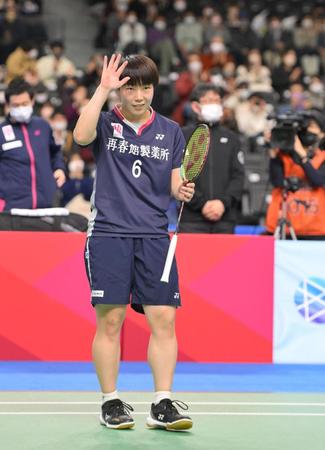 　女子シングルス決勝を制し、スタンドに応える山口茜（撮影・伊藤笙子）