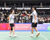 　複合ダブルス決勝を制し、初優勝を果たした金子祐樹（右）、松友美佐紀組（撮影・伊藤笙子）
