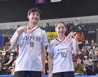 　複合ダブルス決勝を制し、初優勝を果たした金子祐樹、松友美佐紀組（撮影・伊藤笙子）