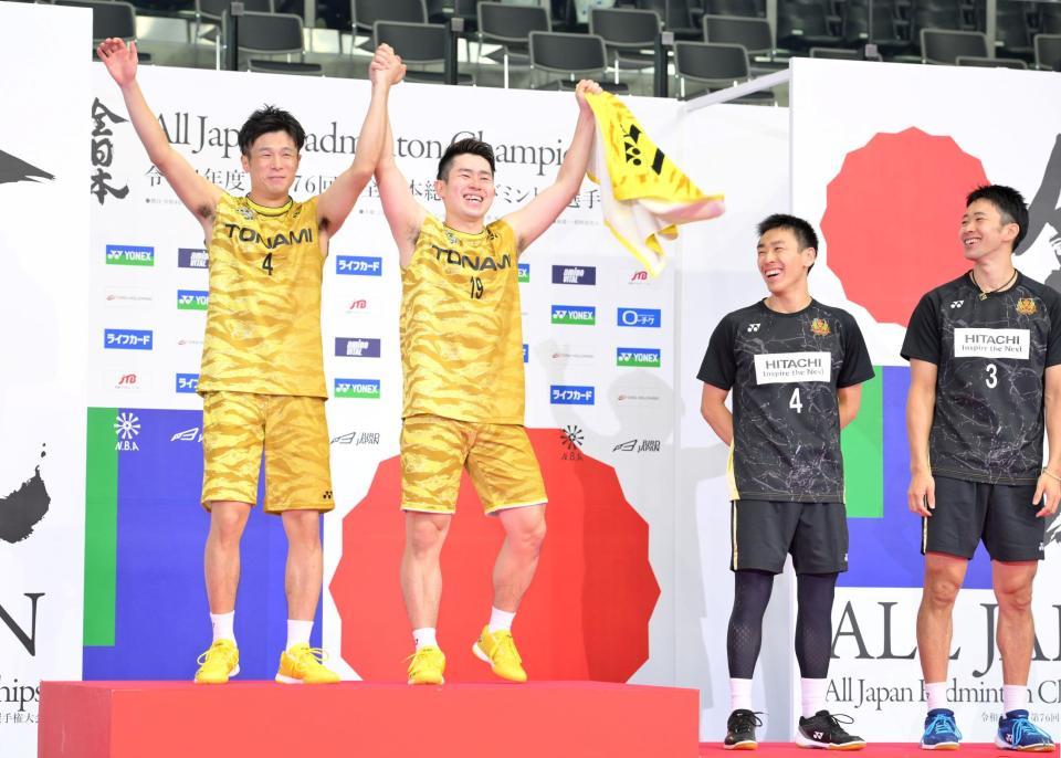 　男子ダブルス決勝を制し、表彰式で両手を挙げて喜ぶ保木卓朗、小林優吾ペア。右は準優勝の竹内義憲、松居圭一郎ペア（撮影・伊藤笙子）