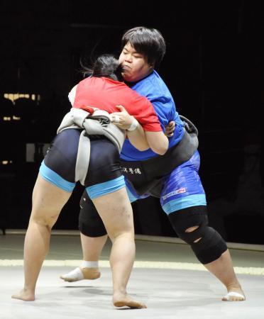 　「元日女子相撲日本一決定戦」で日本一に輝いた久野愛莉さん（右）＝アリーナ立川立飛