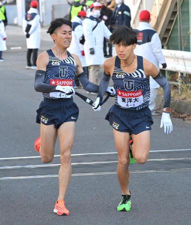 　石田洸介（右）へたすきをつなぐ東洋大・児玉悠輔（撮影・伊藤笙子）