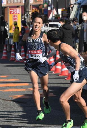 　２区、苦しそうにたすきを渡す東洋大・石田洸介（撮影・金田祐二）